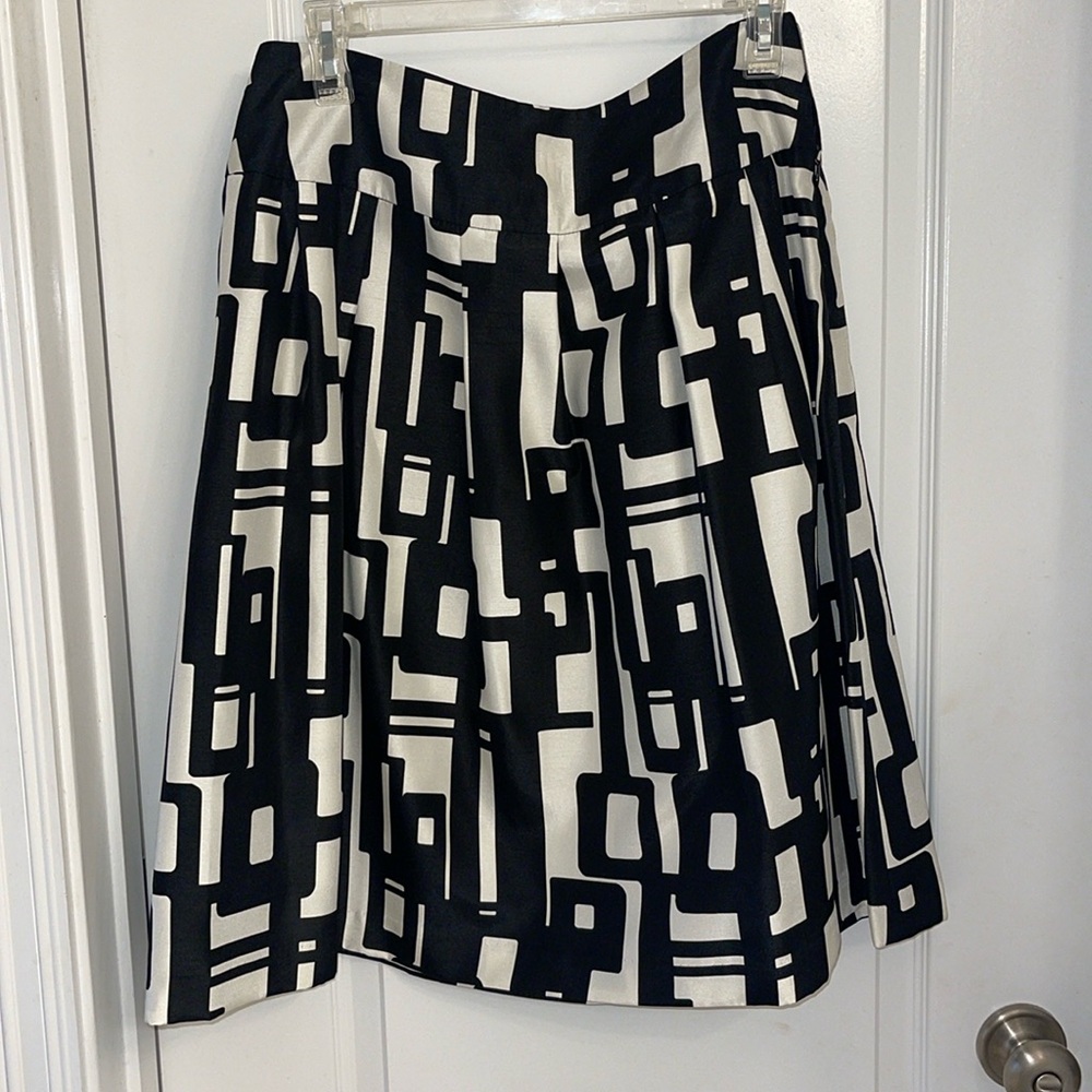 Black and white pleaded print skirt.